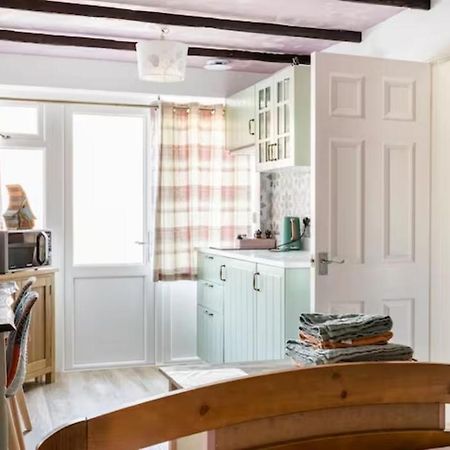 كارديف Bedroom With Kitchenette, Private Bathroom And Parking المظهر الخارجي الصورة