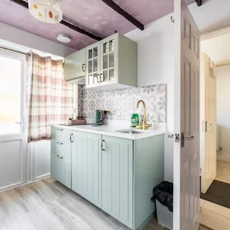 كارديف Bedroom With Kitchenette, Private Bathroom And Parking المظهر الخارجي الصورة