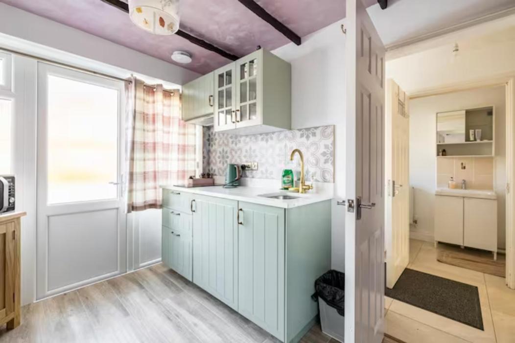 كارديف Bedroom With Kitchenette, Private Bathroom And Parking المظهر الخارجي الصورة